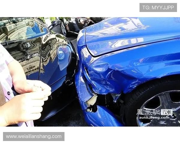 200万保时捷先后被奥迪奔驰撞上，女车主：事情没那么简单